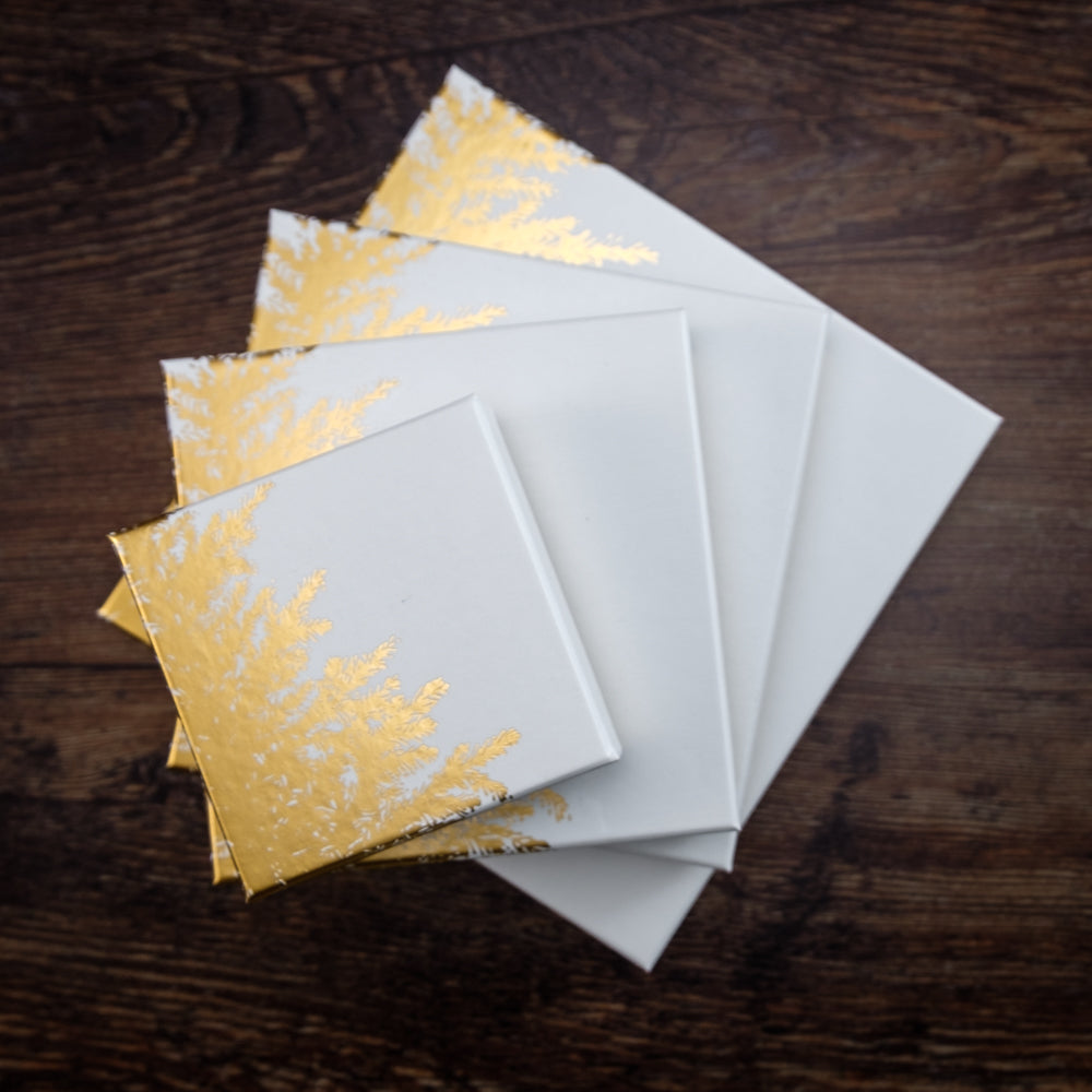 36 Pralinen | "Winterwald" | weiß-gold | vier Motive